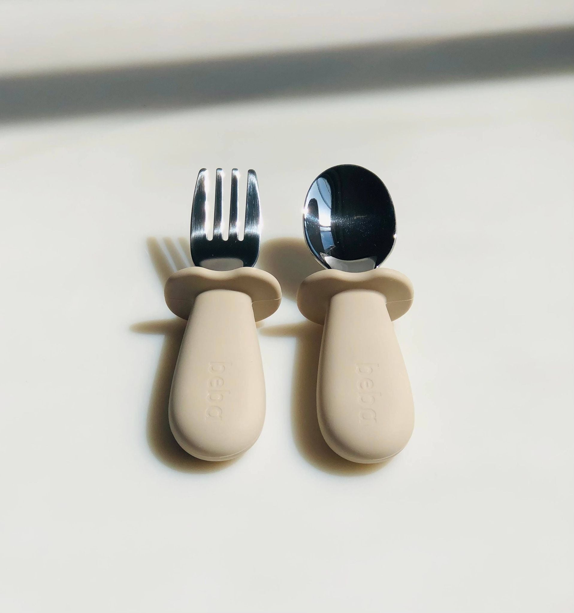 Toddler learning cutlery utensils - Beba Canada