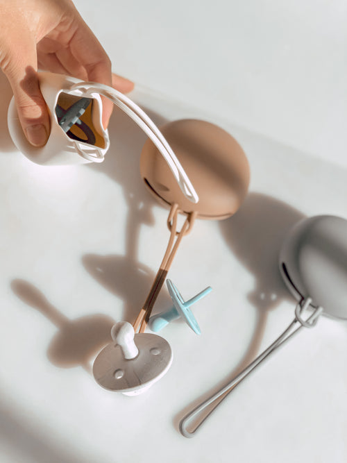 The Envelo Silicone Pacifier Holder Case - Beba Canada